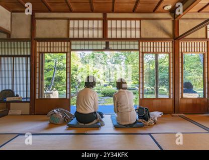 Zwei Frauen genießen Tee in der Old Mitsui Family Shimogamo Villa in Kyoto Stockfoto