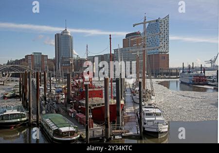 Europa Deutschland Hansestadt Hamburg Sportboothafen, altes Leuchtschiff, Blick auf die Elbphilharmonie und HafenCity im Winter, Windjammer to Stockfoto