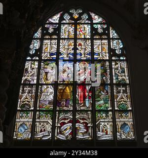 Kirchenfenster, Buntglas aus dem 15. Jahrhundert, St. Jakob Kirche, erbaut um 1400, Pfarrplatz 11 A, Straubing, Niederbayern, Deutschland, Europa Stockfoto