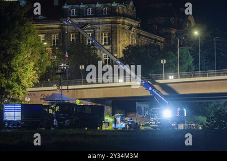 In den frühen Morgenstunden stürzte ein Abschnitt der Carola-Brücke aus unbekannten Gründen ein. Auf einer Länge von rund 100 Metern ist der Abschnitt auf wh Stockfoto