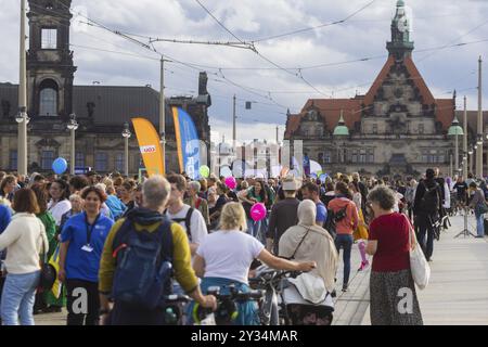 Der Veranstalter von Dresden ist (s) t bunt ist die Cellex-Stiftung. Das Motto des diesjährigen Banketts lautet Dresden divides und zielt darauf ab, sich auf das Wohnen zu konzentrieren Stockfoto