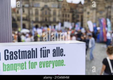 Der Veranstalter von Dresden ist (s) t bunt ist die Cellex-Stiftung. Das Motto des diesjährigen Banketts lautet Dresden divides und zielt darauf ab, sich auf das Wohnen zu konzentrieren Stockfoto