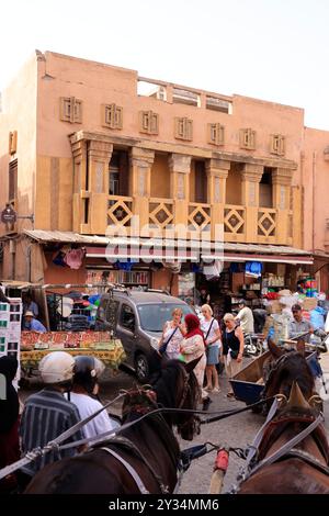 Mit Pferdekutschen erkunden Sie die Stadt Marrakesch, ein Touristenziel in Marokko. Marrakesch, Region Marrakesch-Safi, Marokko, Nordafrika, M Stockfoto