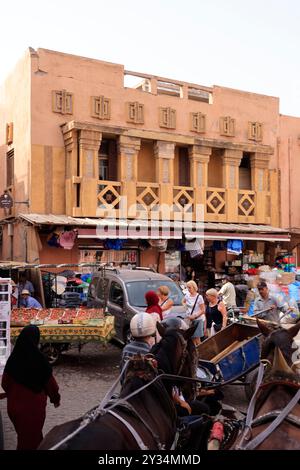 Mit Pferdekutschen erkunden Sie die Stadt Marrakesch, ein Touristenziel in Marokko. Marrakesch, Region Marrakesch-Safi, Marokko, Nordafrika, M Stockfoto