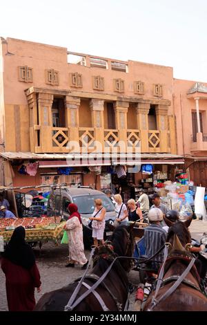 Mit Pferdekutschen erkunden Sie die Stadt Marrakesch, ein Touristenziel in Marokko. Marrakesch, Region Marrakesch-Safi, Marokko, Nordafrika, M Stockfoto