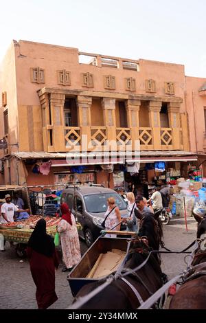 Mit Pferdekutschen erkunden Sie die Stadt Marrakesch, ein Touristenziel in Marokko. Marrakesch, Region Marrakesch-Safi, Marokko, Nordafrika, M Stockfoto