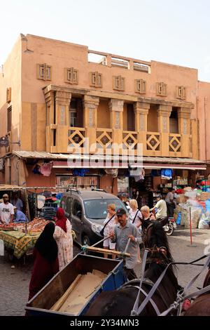 Mit Pferdekutschen erkunden Sie die Stadt Marrakesch, ein Touristenziel in Marokko. Marrakesch, Region Marrakesch-Safi, Marokko, Nordafrika, M Stockfoto