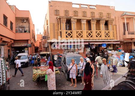 Mit Pferdekutschen erkunden Sie die Stadt Marrakesch, ein Touristenziel in Marokko. Marrakesch, Region Marrakesch-Safi, Marokko, Nordafrika, M Stockfoto