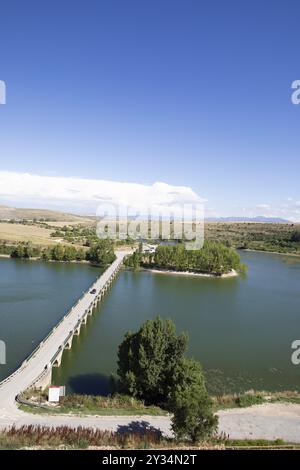 Brücke über das Linares Reservoir oder den Riaza Fluss, Maderuelo, Provinz Segovia, Kastilien und Leon, Spanien, Europa Stockfoto