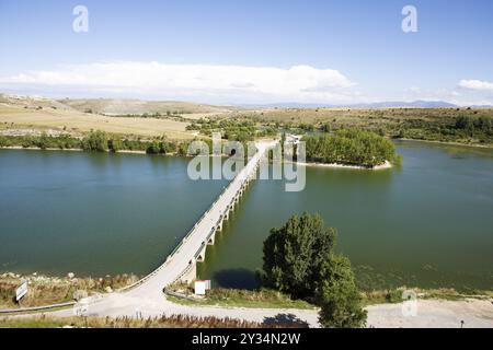 Brücke über das Linares Reservoir oder den Riaza Fluss, Maderuelo, Provinz Segovia, Kastilien und Leon, Spanien, Europa Stockfoto