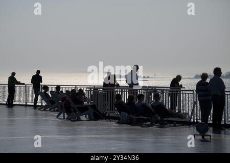 Silhouetten von Reisenden auf der finnischen Fähre Helsinki nach Travemünde, Archipel, Helsinki, Finnland, Europa Stockfoto