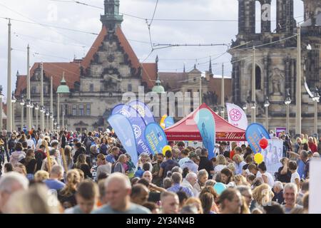 Der Veranstalter von Dresden ist (s) t bunt ist die Cellex-Stiftung. Das Motto des diesjährigen Banketts lautet Dresden divides und zielt darauf ab, sich auf das Wohnen zu konzentrieren Stockfoto