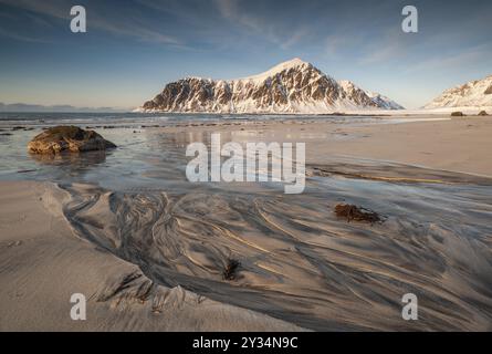 Winterabendstimmung in Skagsanden, Strand in der Nähe von Flakstad, Flakstadoy, Lofoten, Nordland, Norwegen, Europa Stockfoto