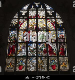 Kirchenfenster, Buntglas aus dem 15. Jahrhundert, St. Jakob Kirche, erbaut um 1400, Pfarrplatz 11 A, Straubing, Niederbayern, Deutschland, Europa Stockfoto