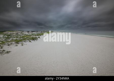 Panama City Beach am feinsten weißen Sandstrand, smaragdgrünem Wasser und Sturmwolken sammeln sich, was eine atemberaubende Landschaft der Küstenlandschaft und der Schönheit der Stadt darstellt Stockfoto