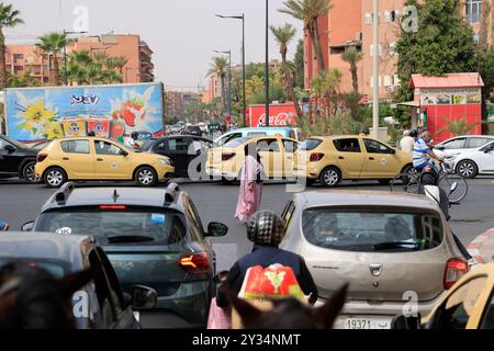 Mit Pferdekutschen erkunden Sie die Stadt Marrakesch, ein Touristenziel in Marokko. Marrakesch, Region Marrakesch-Safi, Marokko, Nordafrika, M Stockfoto