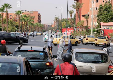 Mit Pferdekutschen erkunden Sie die Stadt Marrakesch, ein Touristenziel in Marokko. Marrakesch, Region Marrakesch-Safi, Marokko, Nordafrika, M Stockfoto