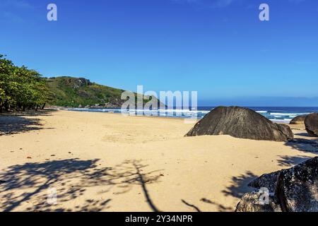 Abgelegener Strand von Bonete, umgeben von Hügeln und Wäldern auf der Insel Ilhabela an der Küste von Sao Paulo Stockfoto