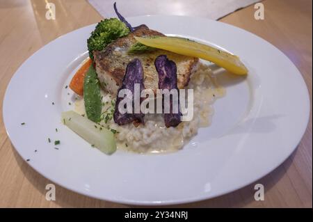 Kalbssteak mit Risotto und Gemüse in einem Restaurant in Bayern, Deutschland, Europa Stockfoto