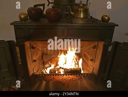 Feuer, offenes Feuer, Holzfeuer, Glut, Franklin Holzofen aus Gusseisen, auch bekannt als Stovax Regency oder Godin Colonial, Bundesrepublik Stockfoto