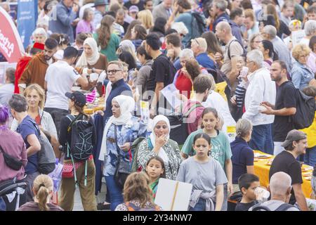 Der Veranstalter von Dresden ist (s) t bunt ist die Cellex-Stiftung. Das Motto des diesjährigen Banketts lautet Dresden divides und zielt darauf ab, sich auf das Wohnen zu konzentrieren Stockfoto