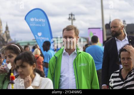 Der Veranstalter von Dresden ist (s) t bunt ist die Cellex-Stiftung. Das Motto des diesjährigen Banketts lautet Dresden divides und zielt darauf ab, sich auf das Wohnen zu konzentrieren Stockfoto