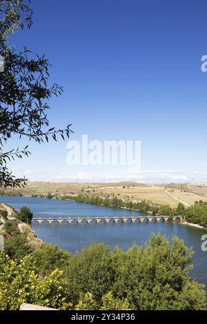 Brücke über das Linares Reservoir oder den Riaza Fluss, Maderuelo, Provinz Segovia, Kastilien und Leon, Spanien, Europa Stockfoto