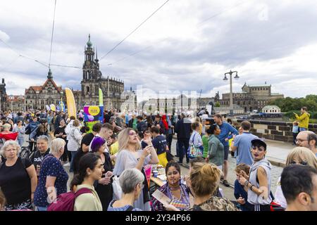 Der Veranstalter von Dresden ist (s) t bunt ist die Cellex-Stiftung. Das Motto des diesjährigen Banketts lautet Dresden divides und zielt darauf ab, sich auf das Wohnen zu konzentrieren Stockfoto