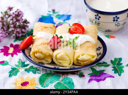 Im Sommer ländliche Frühstückspflanzen mit Hüttenkäse. Style Vintage. Selektiver Fokus Stockfoto