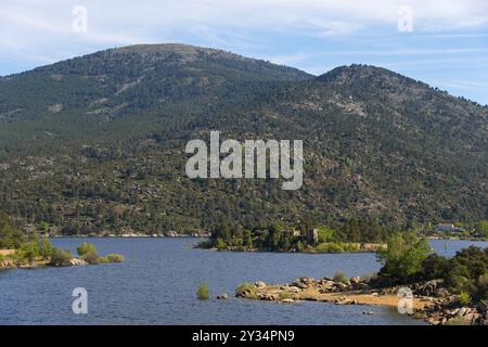 Ein idyllischer See inmitten einer bewaldeten Berglandschaft mit kleinen Inseln und ruhigen Gewässern, Burguillo Stausee, Alberche Fluss, Provinz Avila Stockfoto