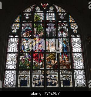Kirchenfenster, Buntglas aus dem 15. Jahrhundert, St. Jakob Kirche, erbaut um 1400, Pfarrplatz 11 A, Straubing, Niederbayern, Deutschland, Europa Stockfoto