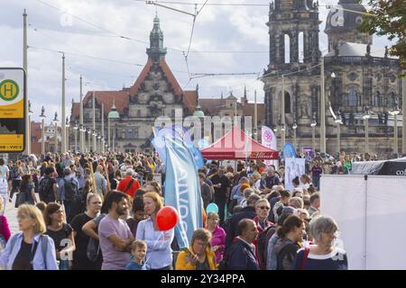 Der Veranstalter von Dresden ist (s) t bunt ist die Cellex-Stiftung. Das Motto des diesjährigen Banketts lautet Dresden divides und zielt darauf ab, sich auf das Wohnen zu konzentrieren Stockfoto