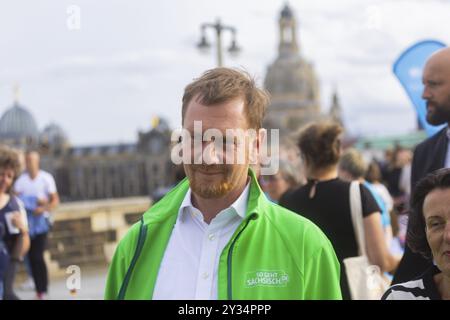 Der Veranstalter von Dresden ist (s) t bunt ist die Cellex-Stiftung. Das Motto des diesjährigen Banketts lautet Dresden divides und zielt darauf ab, sich auf das Wohnen zu konzentrieren Stockfoto