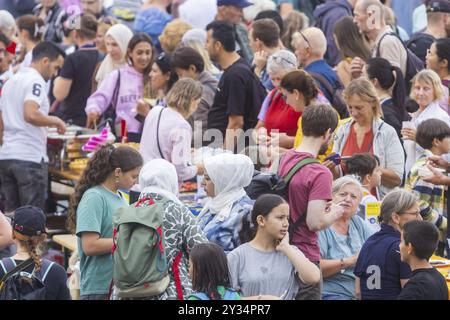 Der Veranstalter von Dresden ist (s) t bunt ist die Cellex-Stiftung. Das Motto des diesjährigen Banketts lautet Dresden divides und zielt darauf ab, sich auf das Wohnen zu konzentrieren Stockfoto