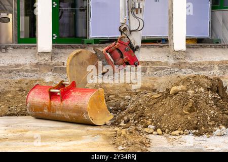 Baggerlöffel sammelt Erde und alten Asphalt auf einer Baustelle Stockfoto