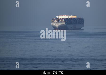 Containerschiff OOCL Dänemark, 61 m Höhe, 399 m Länge, Hongkong-Flagge, Ostsee Stockfoto