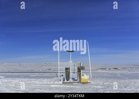 Einsame Tankstelle im Hochland Islands, Winter, Schnee, Sonne, Hraunejar, Island, Europa Stockfoto