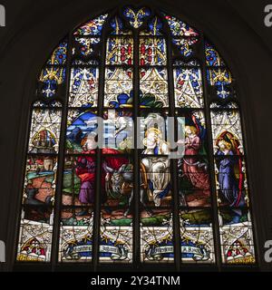 Kirchenfenster, Buntglas aus dem 15. Jahrhundert, St. Jakob Kirche, erbaut um 1400, Pfarrplatz 11 A, Straubing, Niederbayern, Deutschland, Europa Stockfoto