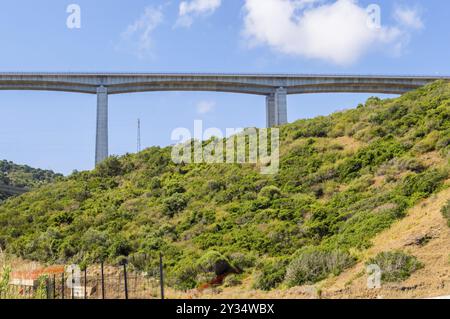 Autobahn Viadukt in die Landschaft und den Hügeln des nördlichen Sizilien Stockfoto