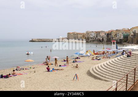 Blick auf den Strand von Cefalù mit der Altstadt im Hintergrund im Norden von Sizilien in Italien Stockfoto