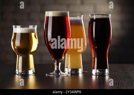 Gläser mit verschiedenen Biersorten auf Holztisch in der Bar Stockfoto