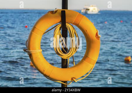 Rettungsring hängend an einer Stange am Roten Meer in Hurghada. Stockfoto