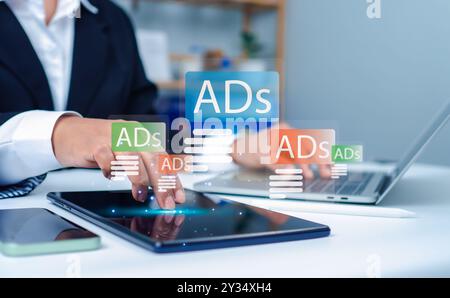 Digitales Marketingkonzept, Geschäftsfrau mit Laptop und Tablet mit Ads Dashboard digitale Marketingstrategie-Analyse für Branding, Online-Werbung Stockfoto