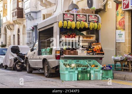 La Vallette, Malte, Europa-30/11/2019. Kleiner LKW gefüllt mit Gemüse und frischem Obst zum Verkauf in den Straßen von Cefalu in Sizilien Stockfoto