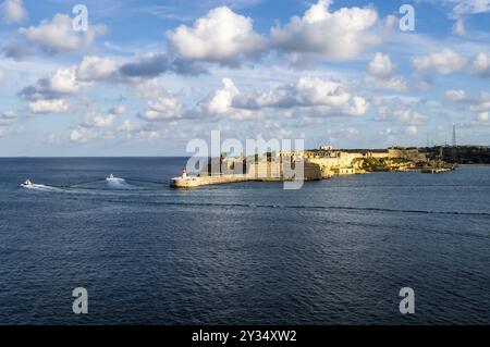 Fort Ricasoli bewacht den Eingang zum Hafen von Valletta auf der Insel Malta Stockfoto