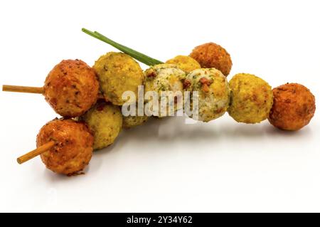 Marinierte Fleischbällchenspieße auf einem Holzpflücker und weißem Hintergrund Stockfoto