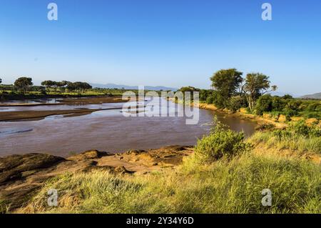 Ansicht des Ewaso Ng'iro Fluss in der Savanne von Samburu Park im Zentrum von Kenia Stockfoto