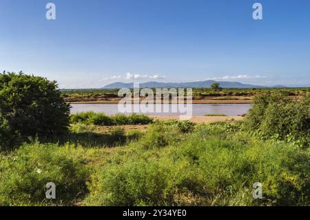 Ansicht des Ewaso Ng'iro Fluss in der Savanne von Samburu Park im Zentrum von Kenia Stockfoto