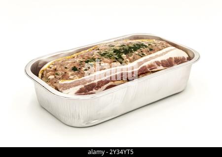 Meatloaf bereit zum Backen in seiner Profilansicht aus Aluminiumschale isoliert auf weißem Hintergrund Stockfoto