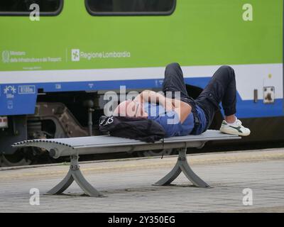 An vielen wichtigen Stationen sind die Lounges verschwunden, in denen man anhalten kann, und an ihrer Stelle finden Sie Sitze, die mehr oder weniger zufällig auf den Bahnsteigen verstreut sind. Stockfoto